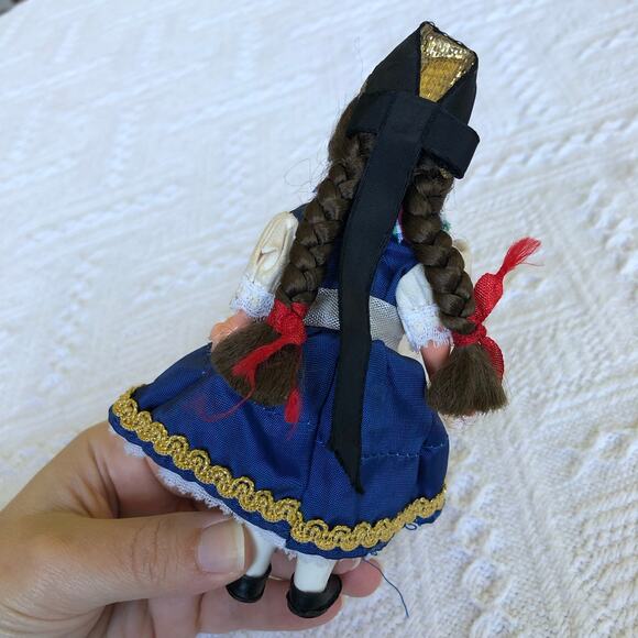 Vintage 1970s Milkmaid Doll International Folk Attire Braided Hair Sleep Eye 5.5 - Picture 4 of 10